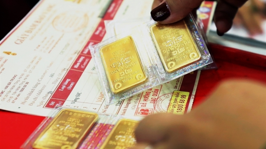 Six gold trading enterprises and banks fined